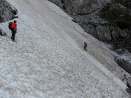 Attraversando nevai sul sentiero del Cacciatore sotto le Pale (21786 bytes)